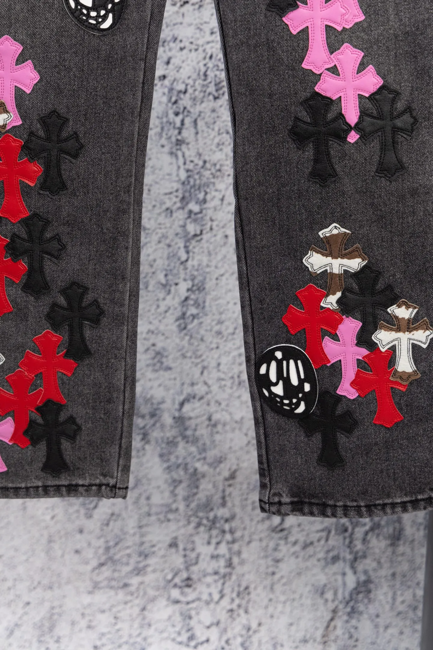 P290 Chromehearts CH Limited Edition Grimace Ox King Colorful Cross Patched Leather Cow King Jeans Cool brother and sister’s favorite pair, Grimace Cross Patch Leather Jeans. It can be said to be the real Ox King, ultra-limited and rare. The counter price is 34W level, patchwork cross pattern embellishment, washed jeans! ! An absolutely high-end luxury product, a 1.9W-level god-level single product, a super popular product, made by top heavy industry, a magic weapon that cannot be missed! [About Zangyin] This is an extremely luxurious fashion brand that can also be called the aristocracy of the high street. It has always been an exclusive brand for some hipsters or rich second generations. Compared with ordinary high streets, it is more luxurious and noble. Compared with luxury brands, it is more fashionable and individual. It has always been a brand that I have a special liking for. [Top heavy industry fashion design] Consistently high-street luxury style. Speaking of this style, the Zangyin family and GU family are definitely the leading representative brands. Especially the Zangyin family has really achieved a state-of-the-art effect in creating high-street style. The unique washed material is used to create this style. The color system is already quite eye-catching. After it is decorated with patchwork cross flowers, it cleverly highlights the charm of the brand. Secondly, this style uses classic The high-waist cutting design highlights the long legs and fashionable temperament of the upper body. The brand is highly recognizable and the slim fit configuration is more suitable for daily wear. It is a product that interprets personality, fashion, and specifications at a glance. This single product is enough to make any fan excited. It can be a white T-shirt for a youthful college style, or a tight suspender for a royal style. It has strong matching ability and can be easily controlled by men.  [Materials and craftsmanship] Needless to say, this point goes without saying. As an excellent craftsman brand, Zangyin’s requirements for details and craftsmanship are really perfect. The washed color of this model has gone through so many processes, not to mention the embellishment of denim appliques. It is also purely hand-made and sewn. Just like what they believe in, only hand-made things have soul and have the meaning of wear. A top-notch heavy-duty fashionable denim item, I look forward to your perfect interpretation! !  Color: Picture color Size: 28-36